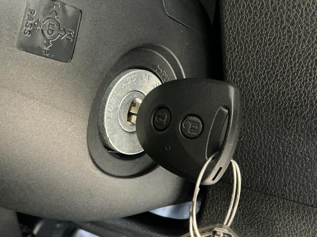 ハイゼットカーゴＤＸ　切替式４ＷＤ　ラジオデッキ　リアコーナーセンサー切替式４ＷＤ　ラジオデッキ　リアコーナーセンサー　オートマチックハイビーム　オートライト　キーレス　スペアキーあり　横滑り防止装置　アイドリングストップ　１２Ｖ電源ソケット　マニュアルエアコン（京都府）の中古車