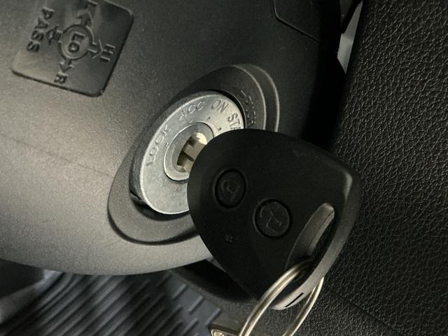 ハイゼットカーゴＤＸ　ラジオデッキ　前後コーナーセンサー　キーレスエントリーラジオデッキ　前後コーナーセンサー　オートマチックハイビーム　キーレスエントリー　スペアキー有り　オートライト　横滑り防止装置　アイドリングストップ　スマアシ　１２Ｖ電源ソケット　マニュアルエアコン（京都府）の中古車