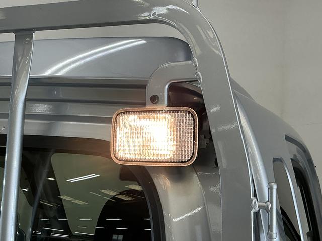 ハイゼットトラックジャンボ　５速ＭＴ車　４ＷＤ　ＣＤオーディオ　３方開５速ＭＴ車　４ＷＤ　ＣＤオーディオ　３方開　荷台作業灯　ＬＥＤヘッドライト　ドアバイザー　オートライト　フォグライト　キーレスエントリー　スペアキー有り　マニュアルエアコン　ヘッドライトレベライザー（京都府）の中古車