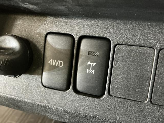 ハイゼットトラックジャンボ　５速ＭＴ車　４ＷＤ　ＣＤオーディオ　３方開５速ＭＴ車　４ＷＤ　ＣＤオーディオ　３方開　荷台作業灯　ＬＥＤヘッドライト　ドアバイザー　オートライト　フォグライト　キーレスエントリー　スペアキー有り　マニュアルエアコン　ヘッドライトレベライザー（京都府）の中古車