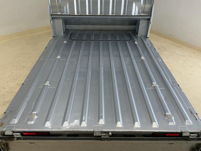 ハイゼットトラックジャンボ　５速ＭＴ車　４ＷＤ　ＣＤオーディオ　３方開５速ＭＴ車　４ＷＤ　ＣＤオーディオ　３方開　荷台作業灯　ＬＥＤヘッドライト　ドアバイザー　オートライト　フォグライト　キーレスエントリー　スペアキー有り　マニュアルエアコン　ヘッドライトレベライザー（京都府）の中古車
