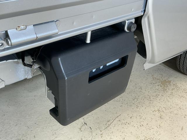 ハイゼットトラックジャンボ　５速ＭＴ車　４ＷＤ　ＣＤオーディオ　３方開５速ＭＴ車　４ＷＤ　ＣＤオーディオ　３方開　荷台作業灯　ＬＥＤヘッドライト　ドアバイザー　オートライト　フォグライト　キーレスエントリー　スペアキー有り　マニュアルエアコン　ヘッドライトレベライザー（京都府）の中古車