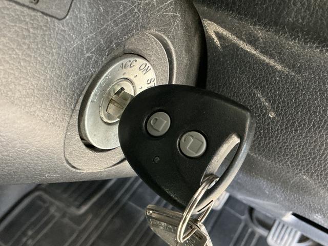ハイゼットトラックジャンボ　５速ＭＴ車　４ＷＤ　ＣＤオーディオ　３方開５速ＭＴ車　４ＷＤ　ＣＤオーディオ　３方開　荷台作業灯　ＬＥＤヘッドライト　ドアバイザー　オートライト　フォグライト　キーレスエントリー　スペアキー有り　マニュアルエアコン　ヘッドライトレベライザー（京都府）の中古車