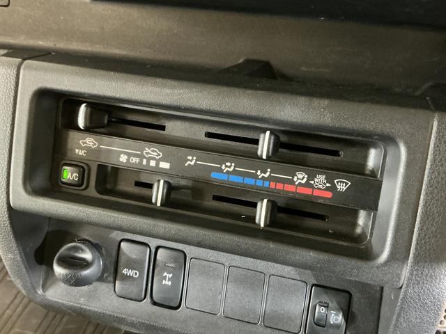 ハイゼットトラックジャンボ　５速ＭＴ車　４ＷＤ　ＣＤオーディオ　３方開５速ＭＴ車　４ＷＤ　ＣＤオーディオ　３方開　荷台作業灯　ＬＥＤヘッドライト　ドアバイザー　オートライト　フォグライト　キーレスエントリー　スペアキー有り　マニュアルエアコン　ヘッドライトレベライザー（京都府）の中古車