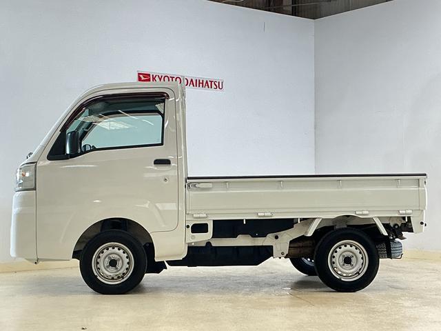 ハイゼットトラックスタンダード　５速ＭＴ車　４ＷＤ　ラジオデッキ　３方開５速ＭＴ車　４ＷＤ　ラジオデッキ　３方開　ドアバイザー　スペアキー有り　ヘッドライトレベライザー　マニュアルエアコン　１２Ｖ電源ソケット　スペアタイヤ　ラバーマット（京都府）の中古車