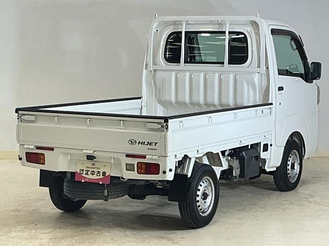 ハイゼットトラックスタンダード　５速ＭＴ車　４ＷＤ　ラジオデッキ　３方開５速ＭＴ車　４ＷＤ　ラジオデッキ　３方開　ドアバイザー　スペアキー有り　ヘッドライトレベライザー　マニュアルエアコン　１２Ｖ電源ソケット　スペアタイヤ　ラバーマット（京都府）の中古車