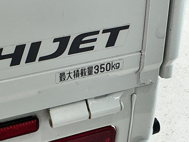 ハイゼットトラックスタンダード　５速ＭＴ車　４ＷＤ　ラジオデッキ　３方開５速ＭＴ車　４ＷＤ　ラジオデッキ　３方開　ドアバイザー　スペアキー有り　ヘッドライトレベライザー　マニュアルエアコン　１２Ｖ電源ソケット　スペアタイヤ　ラバーマット（京都府）の中古車