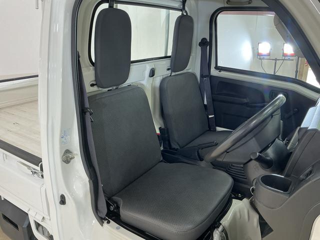 ハイゼットトラックスタンダード　５速ＭＴ車　４ＷＤ　ラジオデッキ　３方開５速ＭＴ車　４ＷＤ　ラジオデッキ　３方開　ドアバイザー　スペアキー有り　ヘッドライトレベライザー　マニュアルエアコン　１２Ｖ電源ソケット　スペアタイヤ　ラバーマット（京都府）の中古車