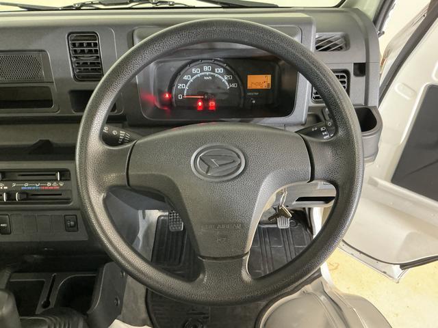ハイゼットトラックスタンダード　５速ＭＴ車　４ＷＤ　ラジオデッキ　３方開５速ＭＴ車　４ＷＤ　ラジオデッキ　３方開　ドアバイザー　スペアキー有り　ヘッドライトレベライザー　マニュアルエアコン　１２Ｖ電源ソケット　スペアタイヤ　ラバーマット（京都府）の中古車