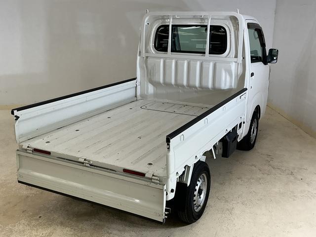 ハイゼットトラックスタンダード　５速ＭＴ車　４ＷＤ　ラジオデッキ　３方開５速ＭＴ車　４ＷＤ　ラジオデッキ　３方開　ドアバイザー　スペアキー有り　ヘッドライトレベライザー　マニュアルエアコン　１２Ｖ電源ソケット　スペアタイヤ　ラバーマット（京都府）の中古車