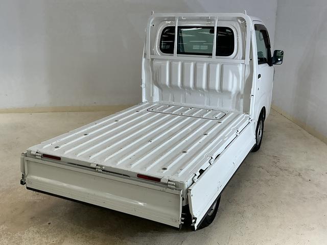 ハイゼットトラックスタンダード　５速ＭＴ車　４ＷＤ　ラジオデッキ　３方開５速ＭＴ車　４ＷＤ　ラジオデッキ　３方開　ドアバイザー　スペアキー有り　ヘッドライトレベライザー　マニュアルエアコン　１２Ｖ電源ソケット　スペアタイヤ　ラバーマット（京都府）の中古車