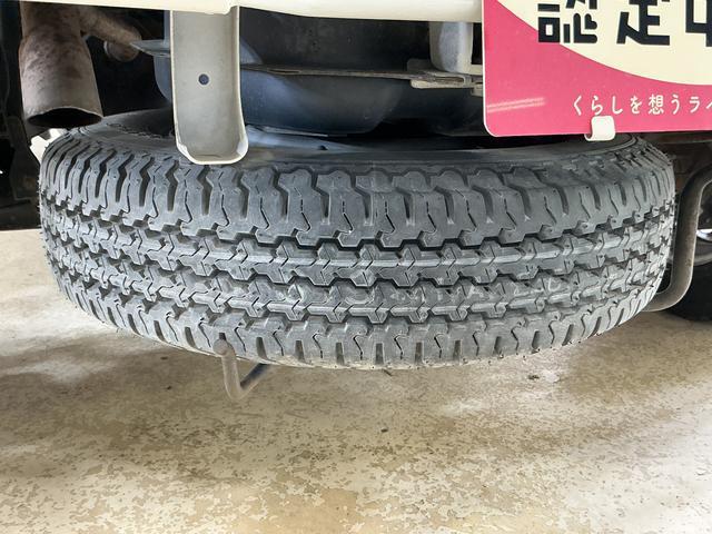 ハイゼットトラックスタンダード　５速ＭＴ車　４ＷＤ　ラジオデッキ　３方開５速ＭＴ車　４ＷＤ　ラジオデッキ　３方開　ドアバイザー　スペアキー有り　ヘッドライトレベライザー　マニュアルエアコン　１２Ｖ電源ソケット　スペアタイヤ　ラバーマット（京都府）の中古車