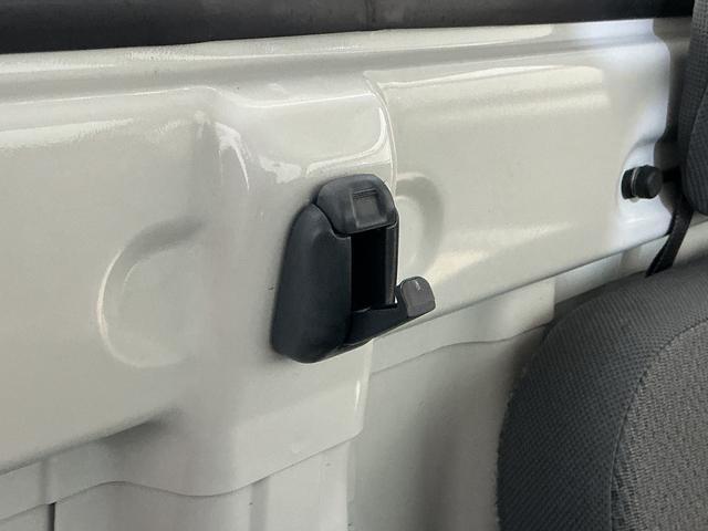 ハイゼットトラックスタンダード　５速ＭＴ車　４ＷＤ　ラジオデッキ　３方開５速ＭＴ車　４ＷＤ　ラジオデッキ　３方開　ドアバイザー　スペアキー有り　ヘッドライトレベライザー　マニュアルエアコン　１２Ｖ電源ソケット　スペアタイヤ　ラバーマット（京都府）の中古車