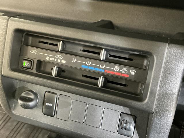 ハイゼットトラックスタンダード　５速ＭＴ車　４ＷＤ　ラジオデッキ　３方開５速ＭＴ車　４ＷＤ　ラジオデッキ　３方開　ドアバイザー　スペアキー有り　ヘッドライトレベライザー　マニュアルエアコン　１２Ｖ電源ソケット　スペアタイヤ　ラバーマット（京都府）の中古車