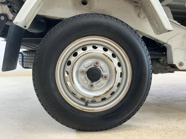 ハイゼットトラックスタンダード　５速ＭＴ車　４ＷＤ　ラジオデッキ　３方開５速ＭＴ車　４ＷＤ　ラジオデッキ　３方開　ドアバイザー　スペアキー有り　ヘッドライトレベライザー　マニュアルエアコン　１２Ｖ電源ソケット　スペアタイヤ　ラバーマット（京都府）の中古車