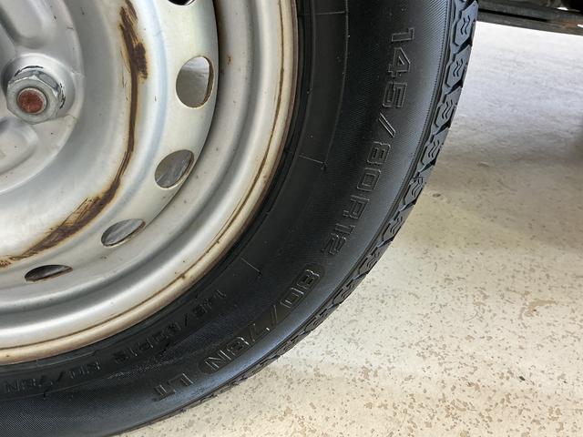 ハイゼットトラックスタンダード　５速ＭＴ車　４ＷＤ　ラジオデッキ　３方開５速ＭＴ車　４ＷＤ　ラジオデッキ　３方開　ドアバイザー　スペアキー有り　ヘッドライトレベライザー　マニュアルエアコン　１２Ｖ電源ソケット　スペアタイヤ　ラバーマット（京都府）の中古車