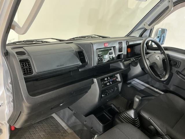 ハイゼットトラックジャンボＳＡIIIｔ　ワンオーナー　５速ＭＴ車　４ＷＤワンオーナー　５速ＭＴ車　４ＷＤ　ＣＤオーディオ　３方開　荷台作業灯　荷台マット　キーレスエントリー　スペアキー有り　ＬＥＤヘッドライト　フォグライト　ドアバイザー　スマートアシスト　横滑り防止装置（京都府）の中古車