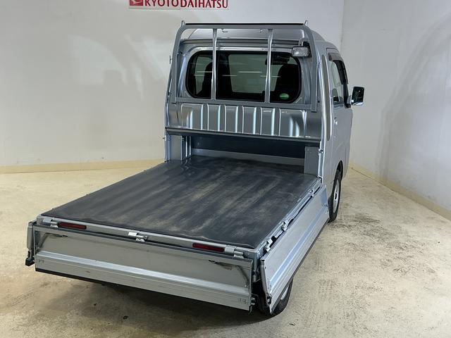 ハイゼットトラックジャンボＳＡIIIｔ　ワンオーナー　５速ＭＴ車　４ＷＤワンオーナー　５速ＭＴ車　４ＷＤ　ＣＤオーディオ　３方開　荷台作業灯　荷台マット　キーレスエントリー　スペアキー有り　ＬＥＤヘッドライト　フォグライト　ドアバイザー　スマートアシスト　横滑り防止装置（京都府）の中古車