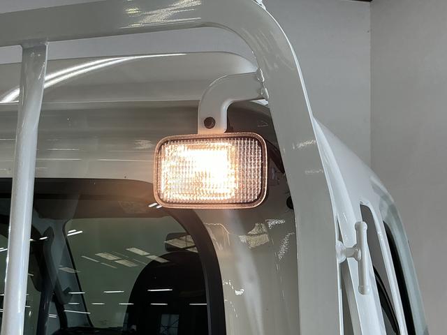 サンバートラックグランドキャブ 2WD CDオーディオ 3方開 荷台作業灯AT車 CDオーディオ 3方開 荷台作業灯 LEDヘッドライト フォグライト キーレスエントリー ドアバイザー マニュアルエアコン 12V電源ソケット ヘッドライトレベライザー スペアタイヤ有 2WD(京都府)の中古車