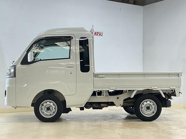 サンバートラックグランドキャブ 2WD CDオーディオ 3方開 荷台作業灯AT車 CDオーディオ 3方開 荷台作業灯 LEDヘッドライト フォグライト キーレスエントリー ドアバイザー マニュアルエアコン 12V電源ソケット ヘッドライトレベライザー スペアタイヤ有 2WD(京都府)の中古車