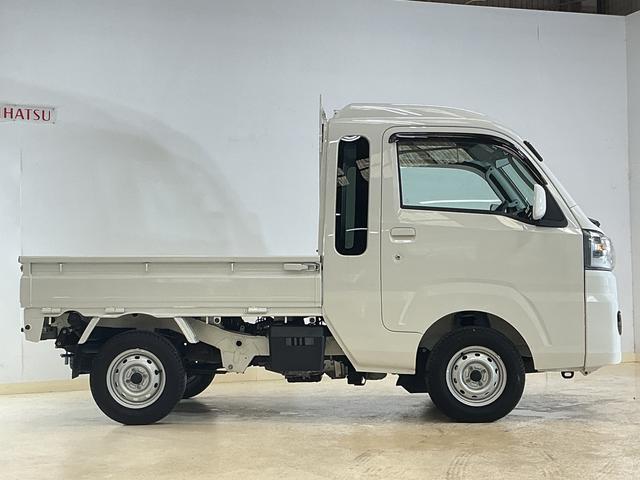 サンバートラックグランドキャブ 2WD CDオーディオ 3方開 荷台作業灯AT車 CDオーディオ 3方開 荷台作業灯 LEDヘッドライト フォグライト キーレスエントリー ドアバイザー マニュアルエアコン 12V電源ソケット ヘッドライトレベライザー スペアタイヤ有 2WD(京都府)の中古車