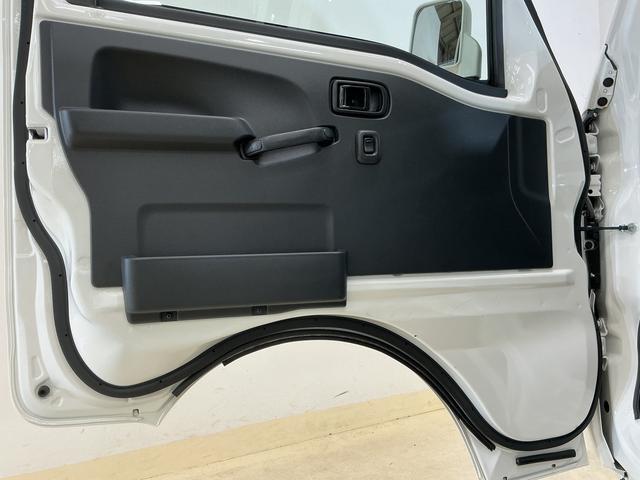 サンバートラックグランドキャブ 2WD CDオーディオ 3方開 荷台作業灯AT車 CDオーディオ 3方開 荷台作業灯 LEDヘッドライト フォグライト キーレスエントリー ドアバイザー マニュアルエアコン 12V電源ソケット ヘッドライトレベライザー スペアタイヤ有 2WD(京都府)の中古車