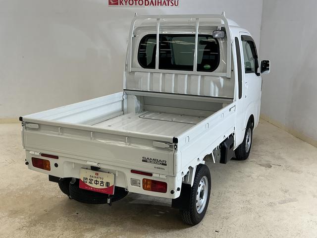 サンバートラックグランドキャブ 2WD CDオーディオ 3方開 荷台作業灯AT車 CDオーディオ 3方開 荷台作業灯 LEDヘッドライト フォグライト キーレスエントリー ドアバイザー マニュアルエアコン 12V電源ソケット ヘッドライトレベライザー スペアタイヤ有 2WD(京都府)の中古車