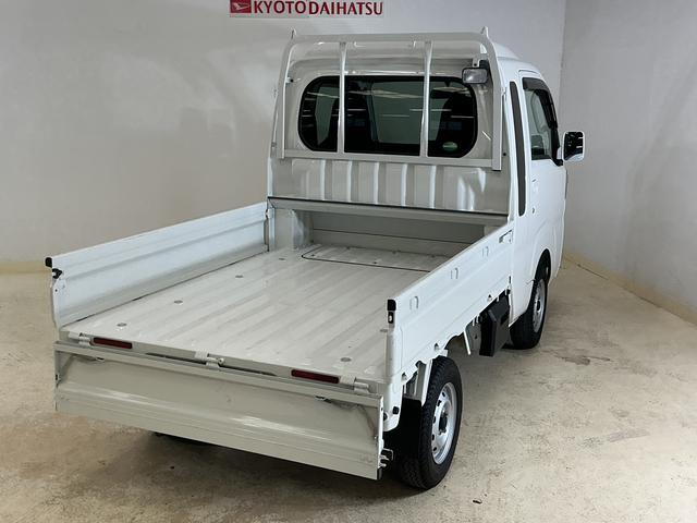 サンバートラックグランドキャブ 2WD CDオーディオ 3方開 荷台作業灯AT車 CDオーディオ 3方開 荷台作業灯 LEDヘッドライト フォグライト キーレスエントリー ドアバイザー マニュアルエアコン 12V電源ソケット ヘッドライトレベライザー スペアタイヤ有 2WD(京都府)の中古車