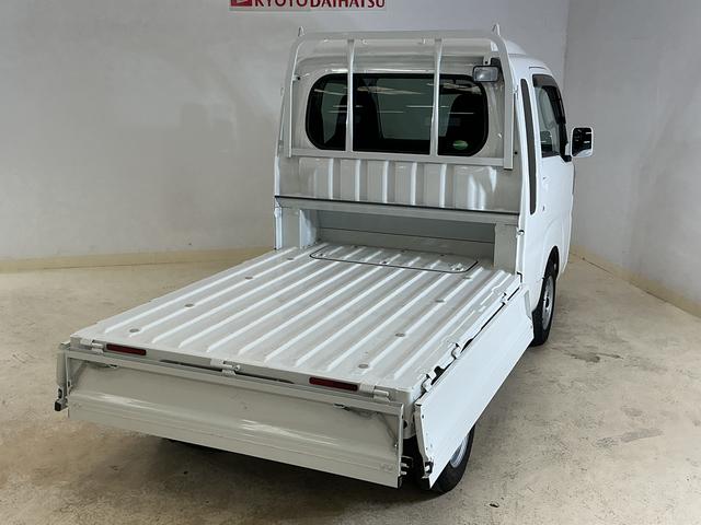 サンバートラックグランドキャブ 2WD CDオーディオ 3方開 荷台作業灯AT車 CDオーディオ 3方開 荷台作業灯 LEDヘッドライト フォグライト キーレスエントリー ドアバイザー マニュアルエアコン 12V電源ソケット ヘッドライトレベライザー スペアタイヤ有 2WD(京都府)の中古車