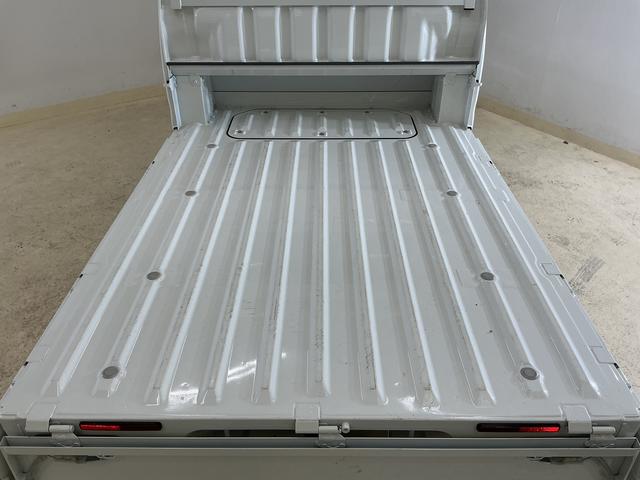 サンバートラックグランドキャブ 2WD CDオーディオ 3方開 荷台作業灯AT車 CDオーディオ 3方開 荷台作業灯 LEDヘッドライト フォグライト キーレスエントリー ドアバイザー マニュアルエアコン 12V電源ソケット ヘッドライトレベライザー スペアタイヤ有 2WD(京都府)の中古車
