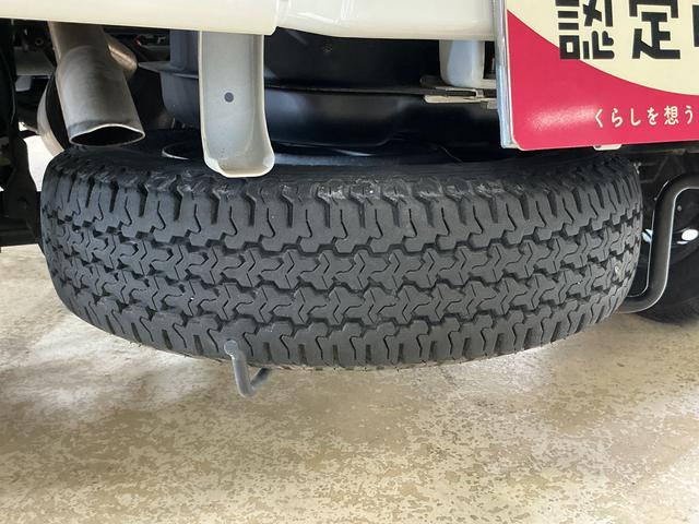 サンバートラックグランドキャブ 2WD CDオーディオ 3方開 荷台作業灯AT車 CDオーディオ 3方開 荷台作業灯 LEDヘッドライト フォグライト キーレスエントリー ドアバイザー マニュアルエアコン 12V電源ソケット ヘッドライトレベライザー スペアタイヤ有 2WD(京都府)の中古車