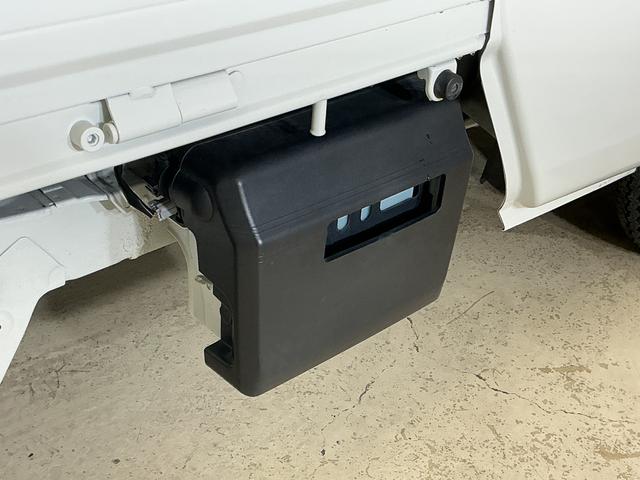 サンバートラックグランドキャブ 2WD CDオーディオ 3方開 荷台作業灯AT車 CDオーディオ 3方開 荷台作業灯 LEDヘッドライト フォグライト キーレスエントリー ドアバイザー マニュアルエアコン 12V電源ソケット ヘッドライトレベライザー スペアタイヤ有 2WD(京都府)の中古車