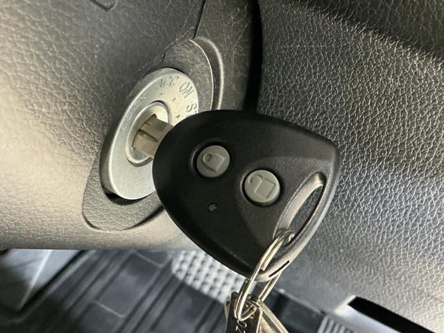 サンバートラックグランドキャブ 2WD CDオーディオ 3方開 荷台作業灯AT車 CDオーディオ 3方開 荷台作業灯 LEDヘッドライト フォグライト キーレスエントリー ドアバイザー マニュアルエアコン 12V電源ソケット ヘッドライトレベライザー スペアタイヤ有 2WD(京都府)の中古車