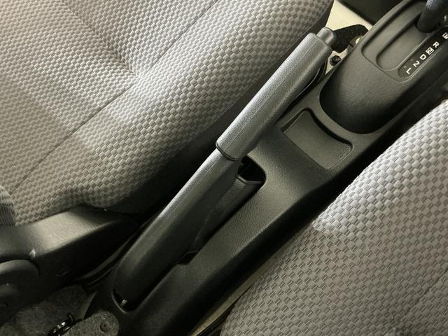 サンバートラックグランドキャブ 2WD CDオーディオ 3方開 荷台作業灯AT車 CDオーディオ 3方開 荷台作業灯 LEDヘッドライト フォグライト キーレスエントリー ドアバイザー マニュアルエアコン 12V電源ソケット ヘッドライトレベライザー スペアタイヤ有 2WD(京都府)の中古車