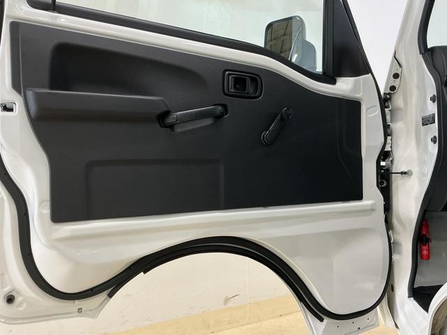 ハイゼットトラックジャンボスタンダード CVT車 4WD ラジオデッキ 3方開CVT車 4WD ラジオデッキ 3方開 前後コーナーセンサー オートマチックハイビーム 横滑り防止装置 アイドリングストップ スペアキー有り オートライト マニュアルエアコン ヘッドライトレベライザー(京都府)の中古車