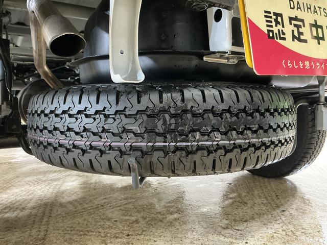 ハイゼットトラックジャンボスタンダード CVT車 4WD ラジオデッキ 3方開CVT車 4WD ラジオデッキ 3方開 前後コーナーセンサー オートマチックハイビーム 横滑り防止装置 アイドリングストップ スペアキー有り オートライト マニュアルエアコン ヘッドライトレベライザー(京都府)の中古車