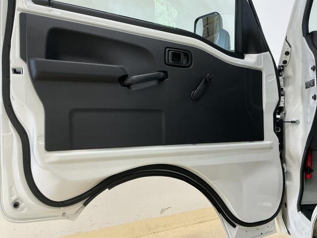 ハイゼットトラックスタンダード　ラジオデッキ　４ＷＤ　３方開　コーナーセンサーラジオデッキ　４ＷＤ　３方開　前後コーナーセンサー　オートマチックハイビーム　オートライト　横滑り防止装置　アイドリングストップ　スペアキー有り　スマアシ　マニュアルエアコン　ヘッドライトレベライザー（京都府）の中古車