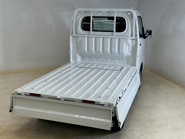 ハイゼットトラックスタンダード　ラジオデッキ　４ＷＤ　３方開　コーナーセンサーラジオデッキ　４ＷＤ　３方開　前後コーナーセンサー　オートマチックハイビーム　オートライト　横滑り防止装置　アイドリングストップ　スペアキー有り　スマアシ　マニュアルエアコン　ヘッドライトレベライザー（京都府）の中古車
