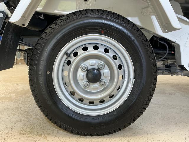 ハイゼットトラックスタンダード　ラジオデッキ　４ＷＤ　３方開　コーナーセンサーラジオデッキ　４ＷＤ　３方開　前後コーナーセンサー　オートマチックハイビーム　オートライト　横滑り防止装置　アイドリングストップ　スペアキー有り　スマアシ　マニュアルエアコン　ヘッドライトレベライザー（京都府）の中古車