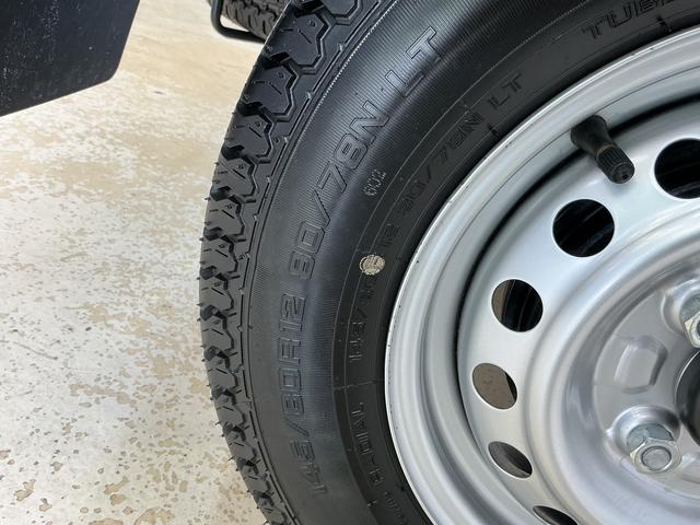 ハイゼットトラックスタンダード　ラジオデッキ　４ＷＤ　３方開　コーナーセンサーラジオデッキ　４ＷＤ　３方開　前後コーナーセンサー　オートマチックハイビーム　オートライト　横滑り防止装置　アイドリングストップ　スペアキー有り　スマアシ　マニュアルエアコン　ヘッドライトレベライザー（京都府）の中古車