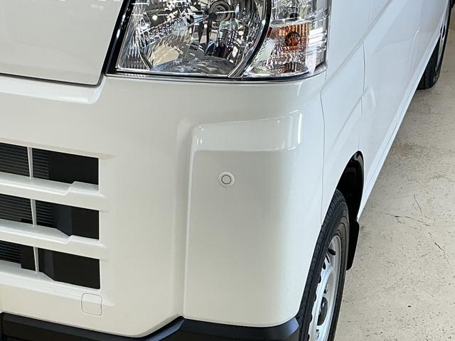 ハイゼットカーゴDX 届出済み未使用車 ラジオデッキ 前後コーナーセンサー届出済み未使用車 ラジオデッキ 前後コーナーセンサー オートマチックハイビーム オートライト キーレスエントリー スマートアシスト アイドリングストップ 横滑り防止装置 スペアキー マニュアルエアコン(京都府)の中古車