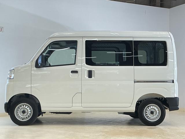 ハイゼットカーゴDX 届出済み未使用車 ラジオデッキ 前後コーナーセンサー届出済み未使用車 ラジオデッキ 前後コーナーセンサー オートマチックハイビーム オートライト キーレスエントリー スマートアシスト アイドリングストップ 横滑り防止装置 スペアキー マニュアルエアコン(京都府)の中古車