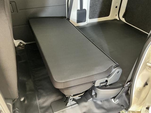 ハイゼットカーゴDX 届出済み未使用車 ラジオデッキ 前後コーナーセンサー届出済み未使用車 ラジオデッキ 前後コーナーセンサー オートマチックハイビーム オートライト キーレスエントリー スマートアシスト アイドリングストップ 横滑り防止装置 スペアキー マニュアルエアコン(京都府)の中古車