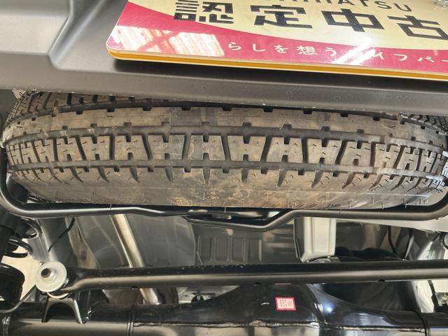 ハイゼットカーゴDX 届出済み未使用車 ラジオデッキ 前後コーナーセンサー届出済み未使用車 ラジオデッキ 前後コーナーセンサー オートマチックハイビーム オートライト キーレスエントリー スマートアシスト アイドリングストップ 横滑り防止装置 スペアキー マニュアルエアコン(京都府)の中古車
