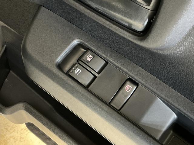 ハイゼットカーゴDX 届出済み未使用車 ラジオデッキ 前後コーナーセンサー届出済み未使用車 ラジオデッキ 前後コーナーセンサー オートマチックハイビーム オートライト キーレスエントリー スマートアシスト アイドリングストップ 横滑り防止装置 スペアキー マニュアルエアコン(京都府)の中古車