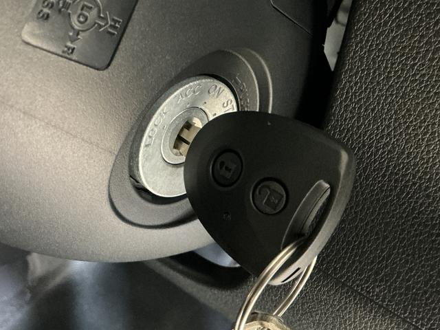 ハイゼットカーゴDX 届出済み未使用車 ラジオデッキ 前後コーナーセンサー届出済み未使用車 ラジオデッキ 前後コーナーセンサー オートマチックハイビーム オートライト キーレスエントリー スマートアシスト アイドリングストップ 横滑り防止装置 スペアキー マニュアルエアコン(京都府)の中古車