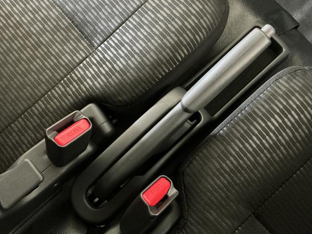 ハイゼットカーゴDX 届出済み未使用車 ラジオデッキ 前後コーナーセンサー届出済み未使用車 ラジオデッキ 前後コーナーセンサー オートマチックハイビーム オートライト キーレスエントリー スマートアシスト アイドリングストップ 横滑り防止装置 スペアキー マニュアルエアコン(京都府)の中古車