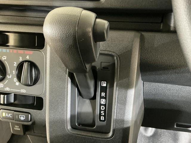 ハイゼットカーゴDX 届出済み未使用車 ラジオデッキ 前後コーナーセンサー届出済み未使用車 ラジオデッキ 前後コーナーセンサー オートマチックハイビーム オートライト キーレスエントリー スマートアシスト アイドリングストップ 横滑り防止装置 スペアキー マニュアルエアコン(京都府)の中古車