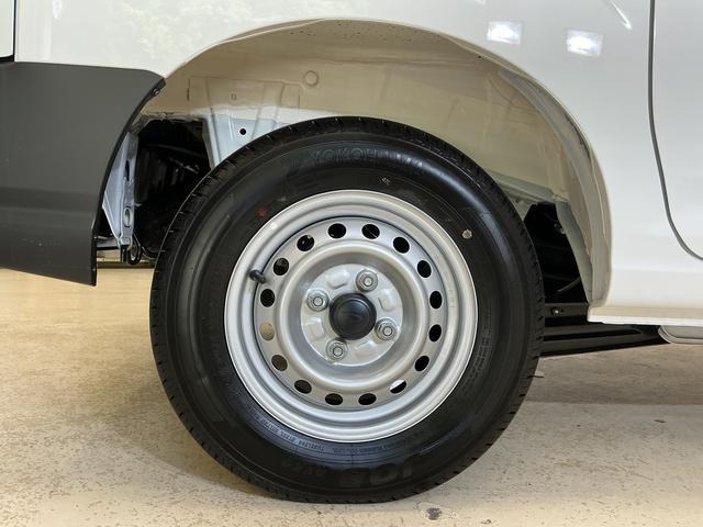 ハイゼットカーゴDX 届出済み未使用車 ラジオデッキ 前後コーナーセンサー届出済み未使用車 ラジオデッキ 前後コーナーセンサー オートマチックハイビーム オートライト キーレスエントリー スマートアシスト アイドリングストップ 横滑り防止装置 スペアキー マニュアルエアコン(京都府)の中古車
