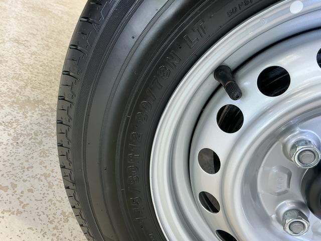 ハイゼットカーゴDX 届出済み未使用車 ラジオデッキ 前後コーナーセンサー届出済み未使用車 ラジオデッキ 前後コーナーセンサー オートマチックハイビーム オートライト キーレスエントリー スマートアシスト アイドリングストップ 横滑り防止装置 スペアキー マニュアルエアコン(京都府)の中古車